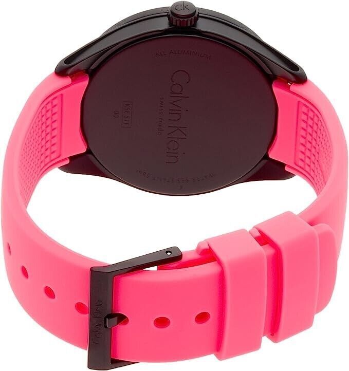 Neue, in der Schweiz hergestellte CALVIN KLEIN-Uhr mit rosa Zifferblatt