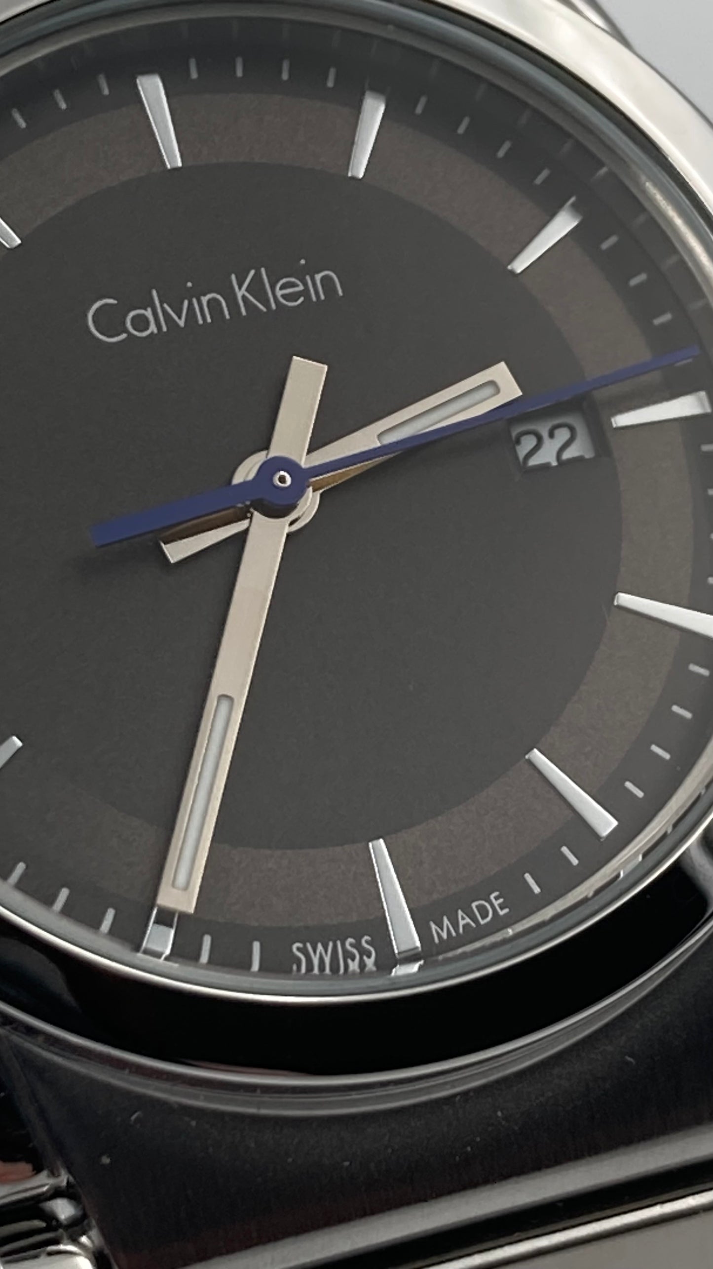 Neue, in der Schweiz hergestellte CALVIN KLEIN Step Damenuhr mit schwarzem Zifferblatt