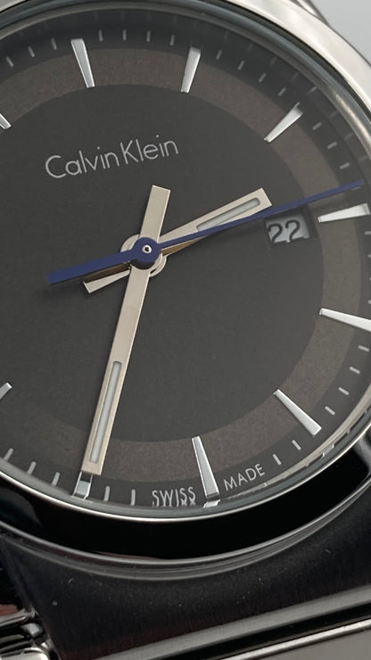 Neue, in der Schweiz hergestellte CALVIN KLEIN Step Damenuhr mit schwarzem Zifferblatt