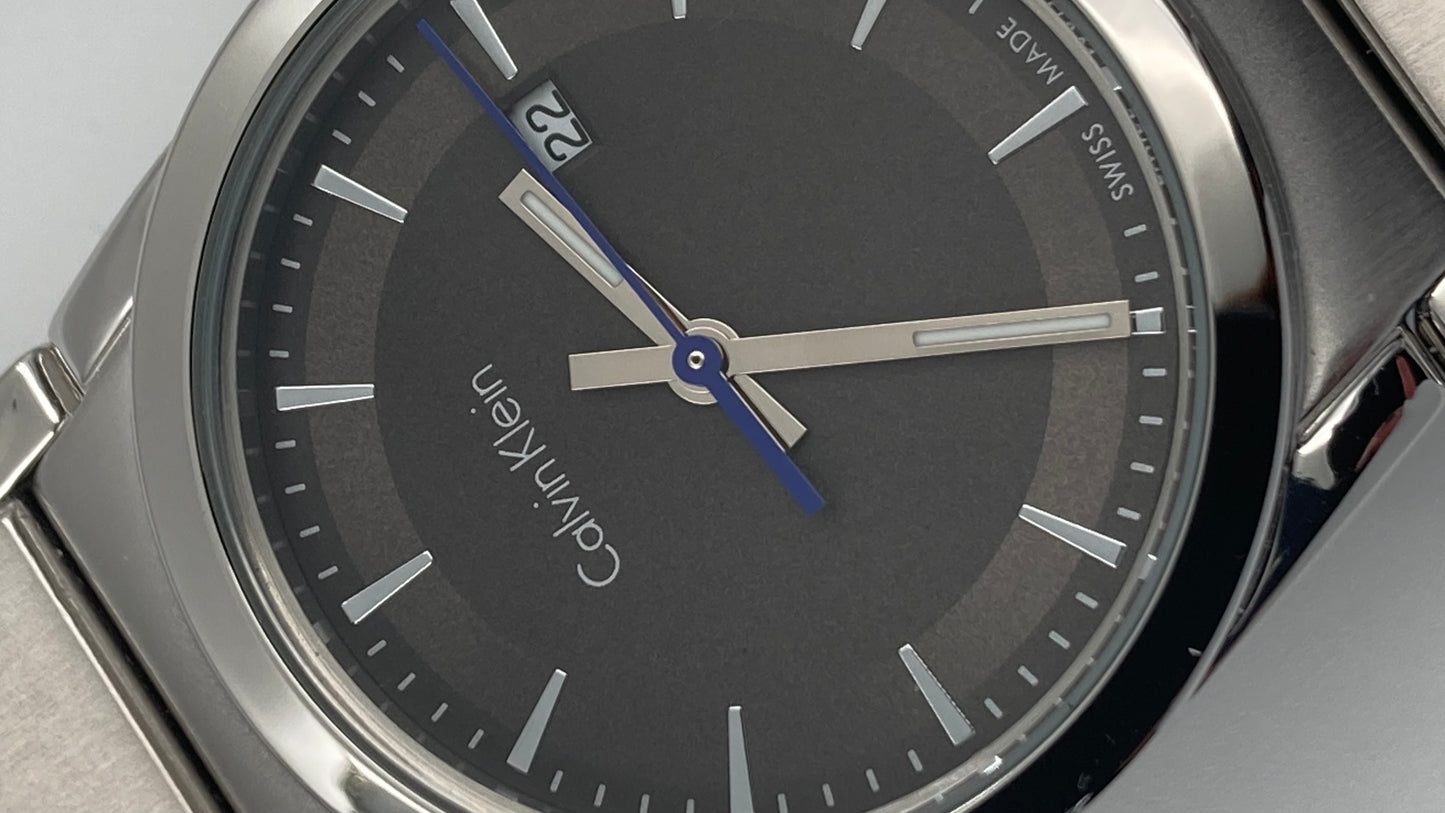 Neue, in der Schweiz hergestellte CALVIN KLEIN Step Damenuhr mit schwarzem Zifferblatt