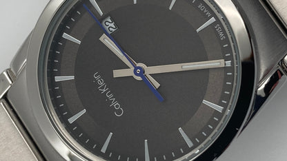 Neue, in der Schweiz hergestellte CALVIN KLEIN Step Damenuhr mit schwarzem Zifferblatt