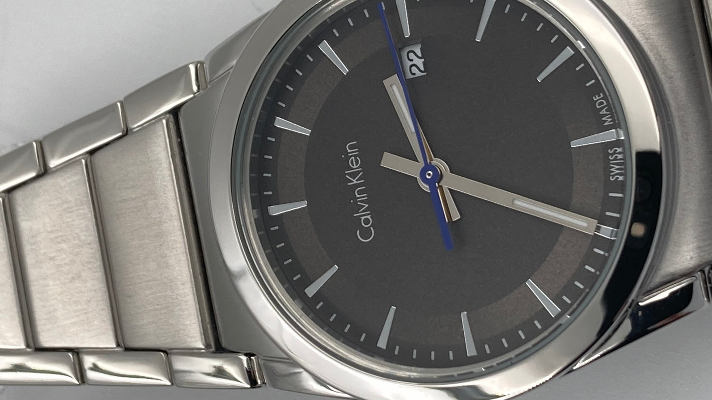 Neue, in der Schweiz hergestellte CALVIN KLEIN Step Damenuhr mit schwarzem Zifferblatt