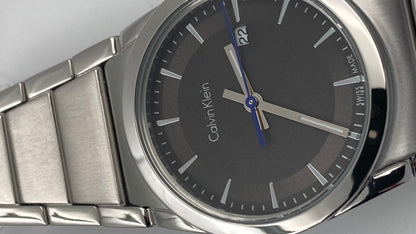 Neue, in der Schweiz hergestellte CALVIN KLEIN Step Damenuhr mit schwarzem Zifferblatt