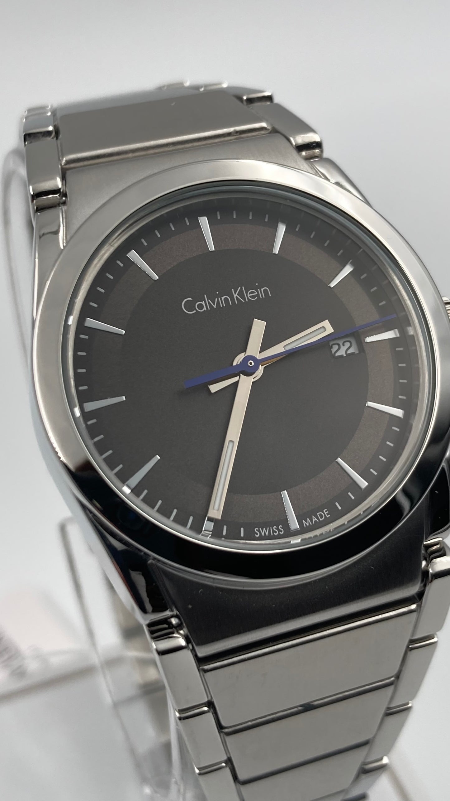 Neue, in der Schweiz hergestellte CALVIN KLEIN Step Damenuhr mit schwarzem Zifferblatt