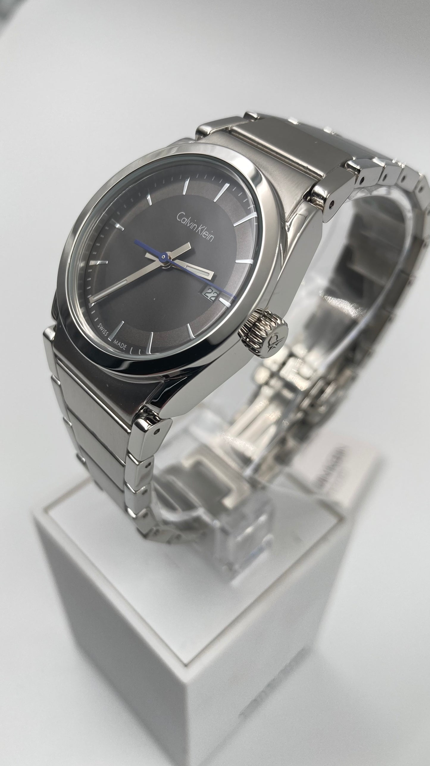 Neue, in der Schweiz hergestellte CALVIN KLEIN Step Damenuhr mit schwarzem Zifferblatt