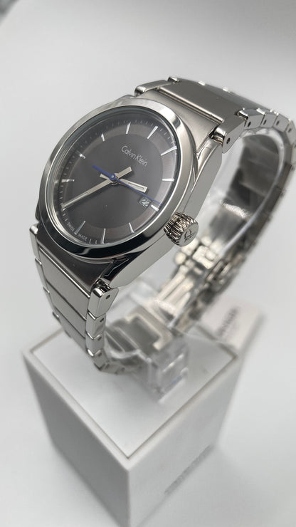 Neue, in der Schweiz hergestellte CALVIN KLEIN Step Damenuhr mit schwarzem Zifferblatt