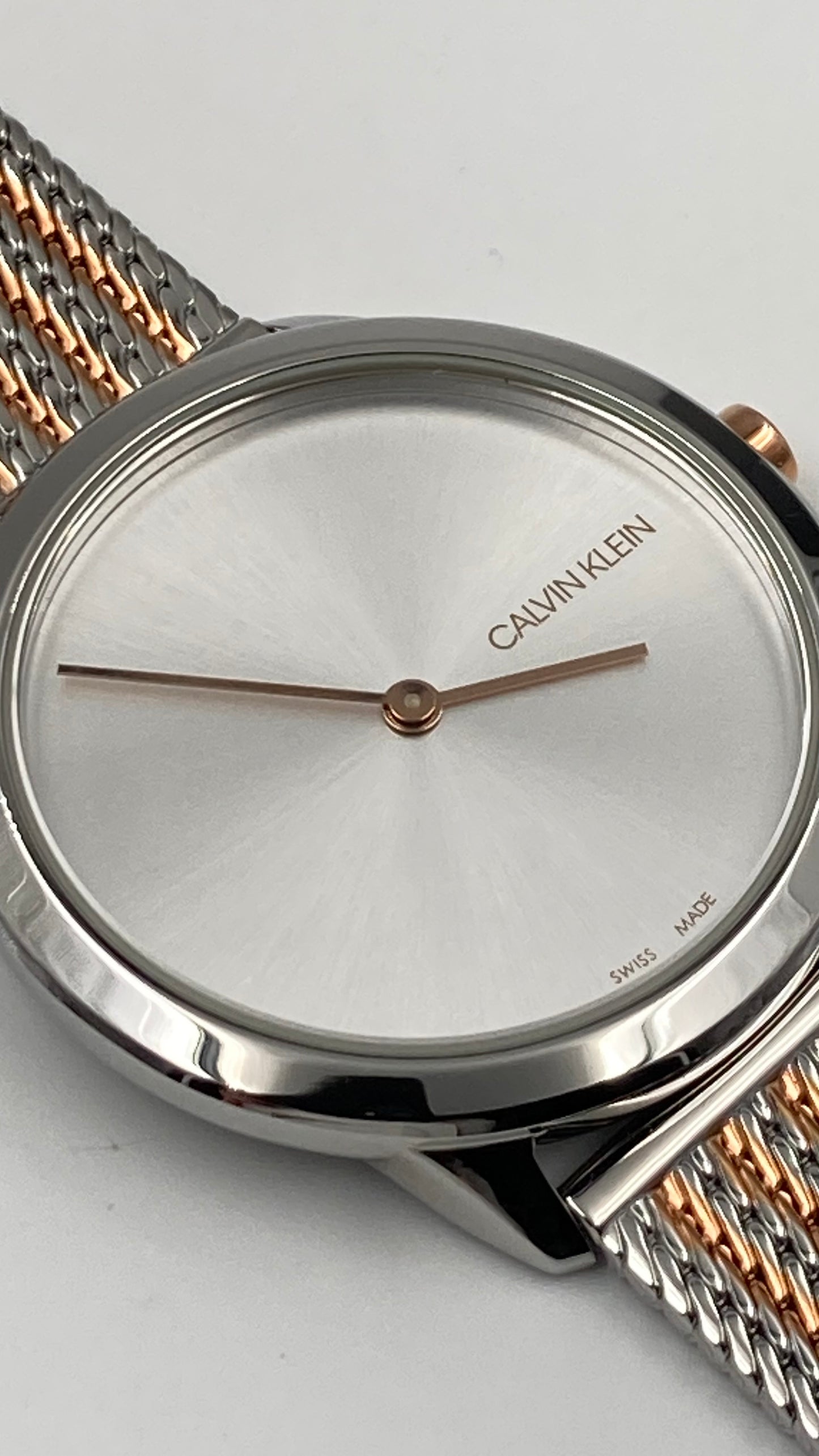 Neue, in der Schweiz hergestellte CALVIN KLEIN Minimal Quartz Unisex-Armbanduhr mit silbernem Zifferblatt