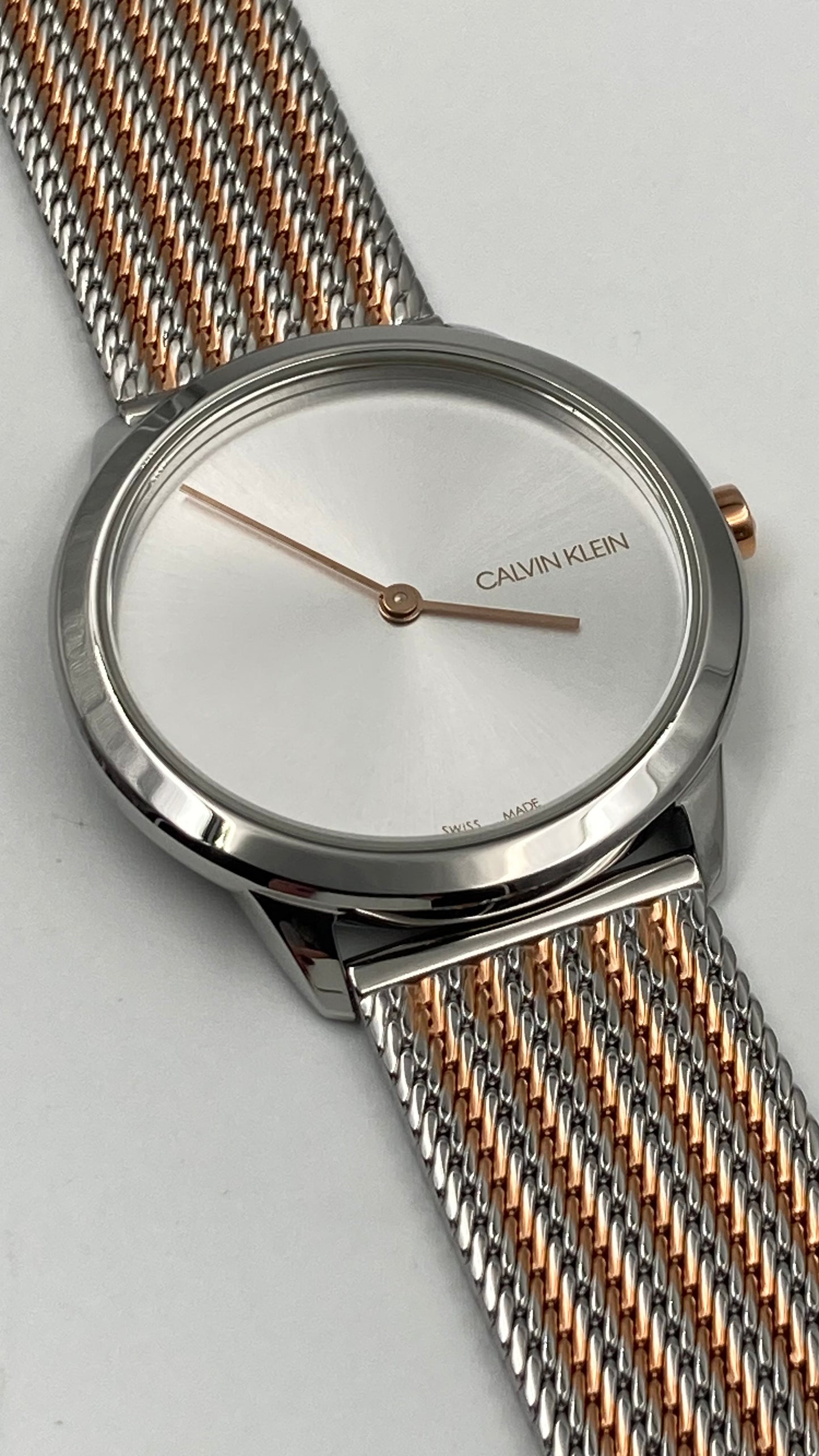 Neue, in der Schweiz hergestellte CALVIN KLEIN Minimal Quartz Unisex-Armbanduhr mit silbernem Zifferblatt