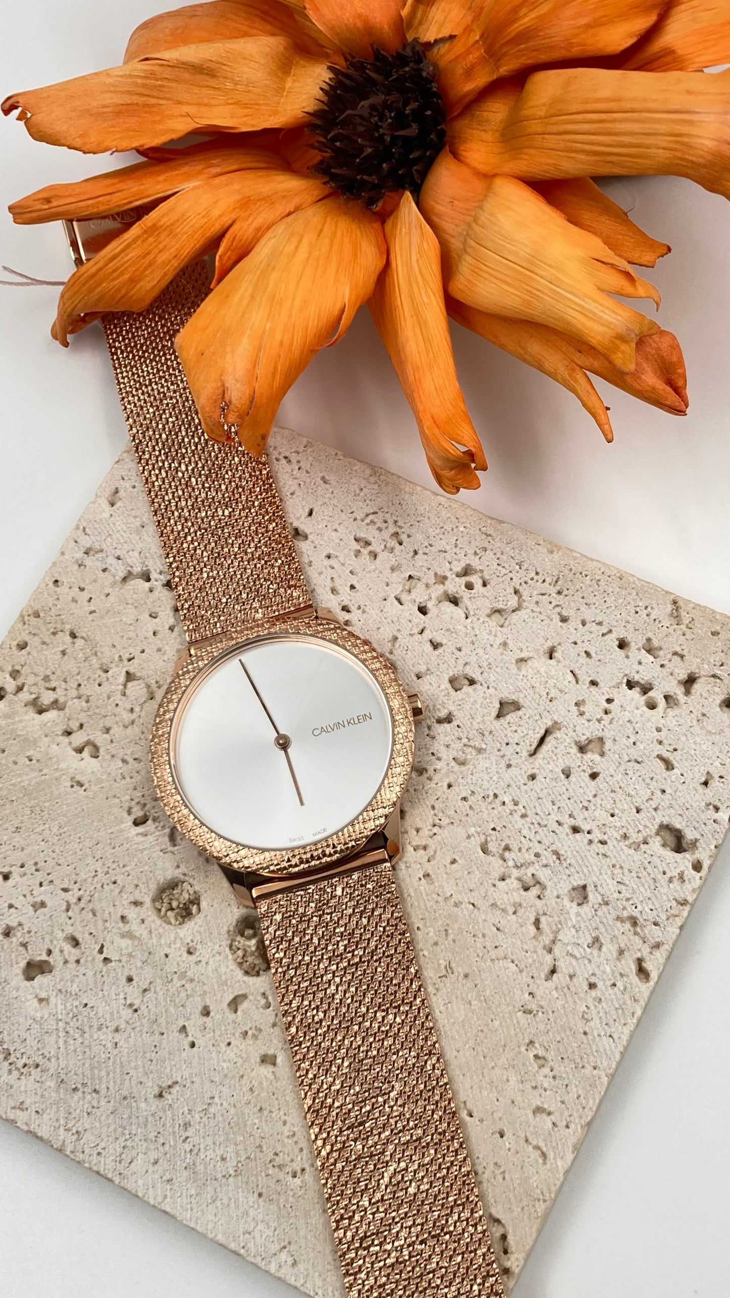 Neue, in der Schweiz hergestellte CALVIN KLEIN Minimal Quartz Damenuhr mit silbernem Zifferblatt