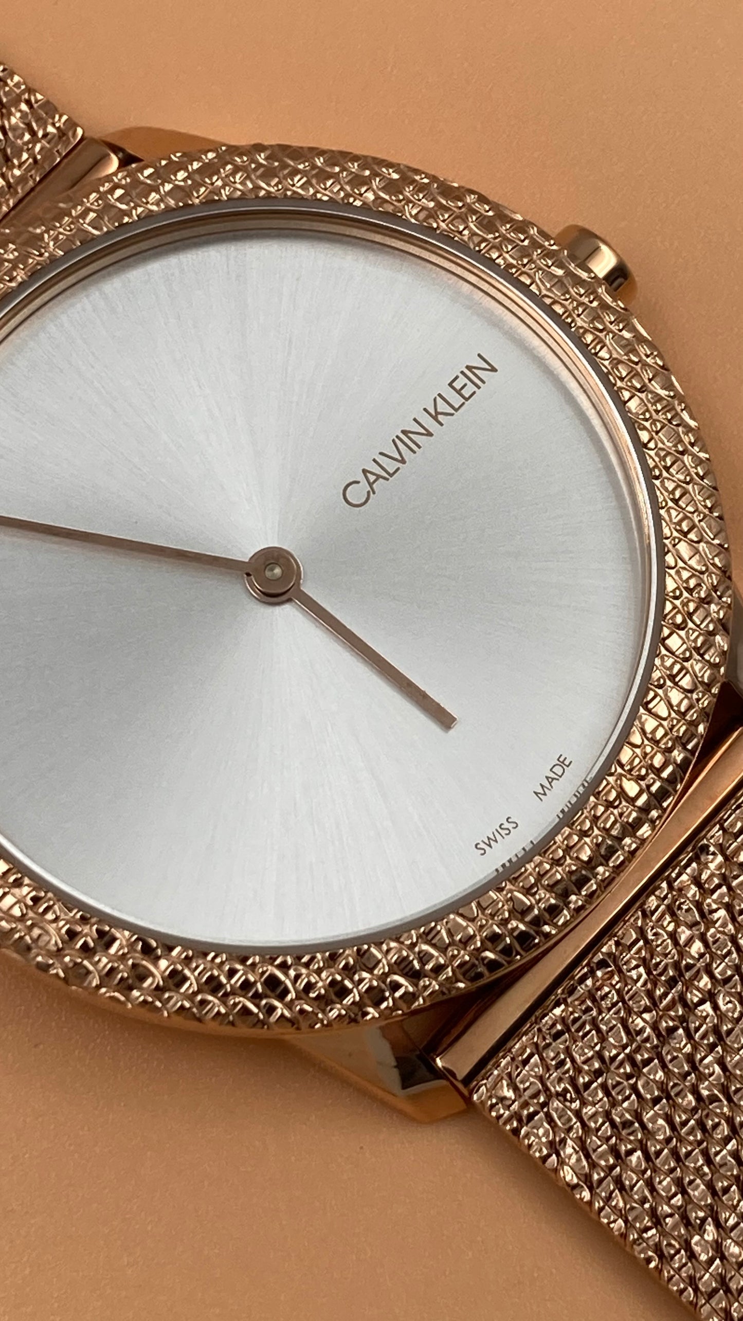 Neue, in der Schweiz hergestellte CALVIN KLEIN Minimal Quartz Damenuhr mit silbernem Zifferblatt