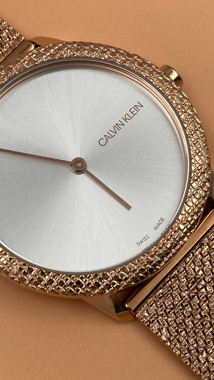 Neue, in der Schweiz hergestellte CALVIN KLEIN Minimal Quartz Damenuhr mit silbernem Zifferblatt