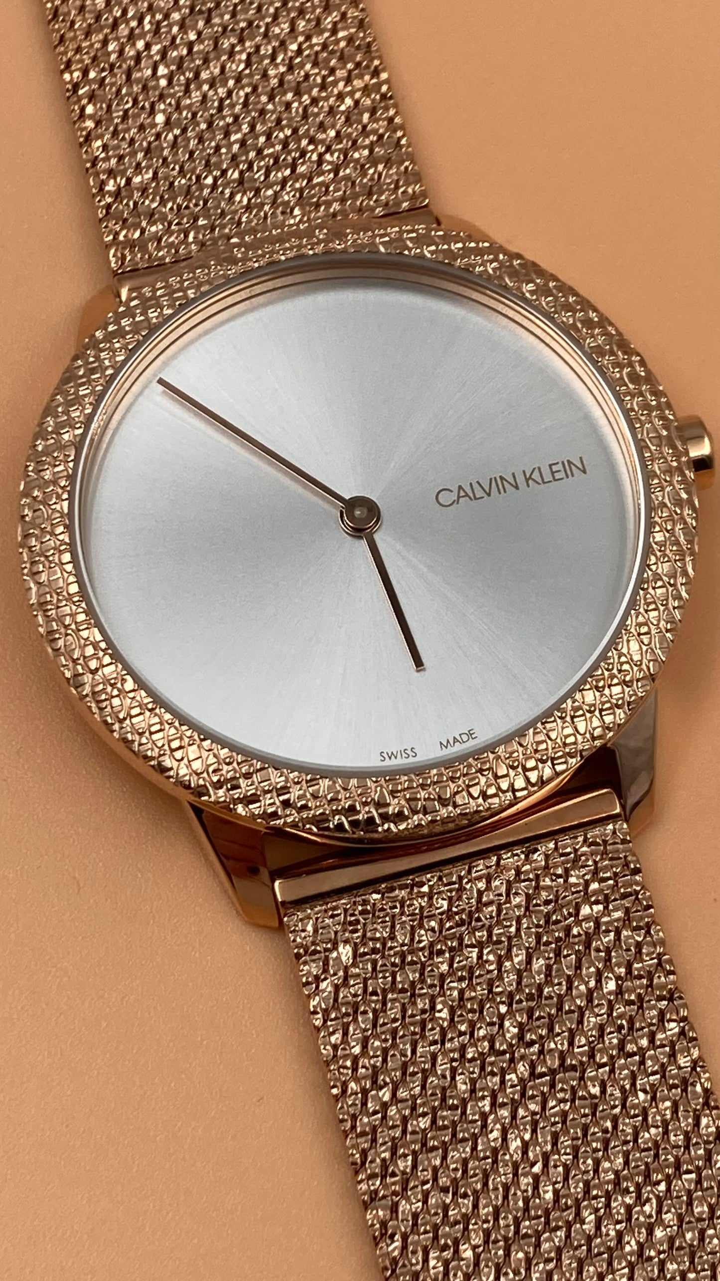 Neue, in der Schweiz hergestellte CALVIN KLEIN Minimal Quartz Damenuhr mit silbernem Zifferblatt