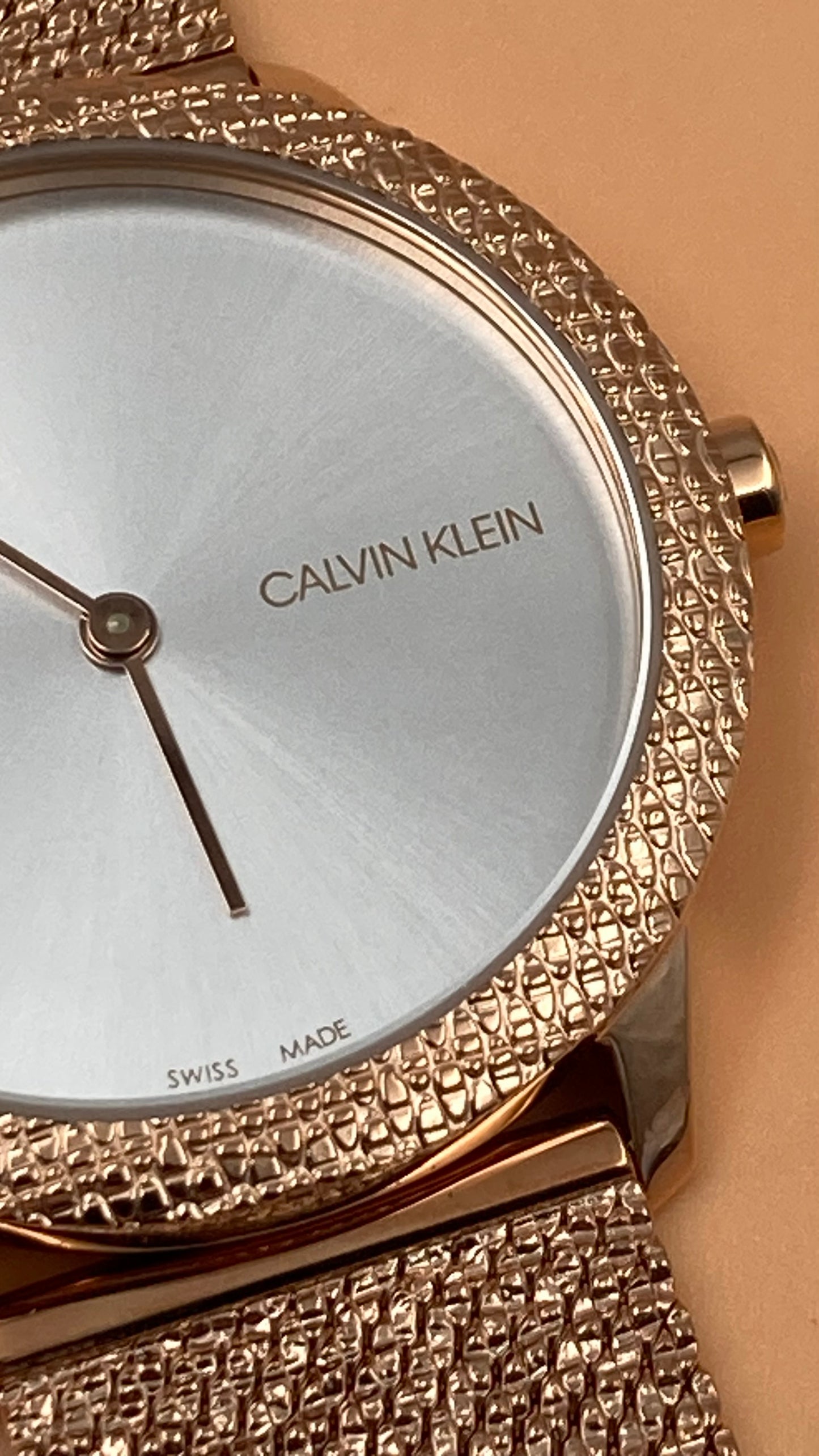 Neue, in der Schweiz hergestellte CALVIN KLEIN Minimal Quartz Damenuhr mit silbernem Zifferblatt