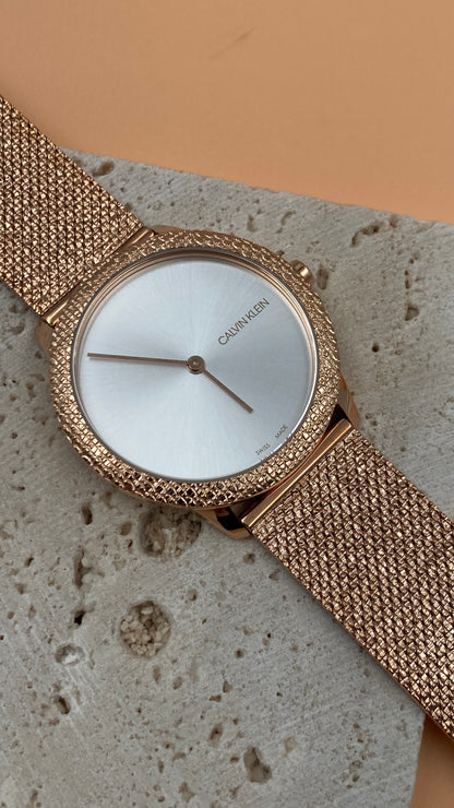 Neue, in der Schweiz hergestellte CALVIN KLEIN Minimal Quartz Damenuhr mit silbernem Zifferblatt