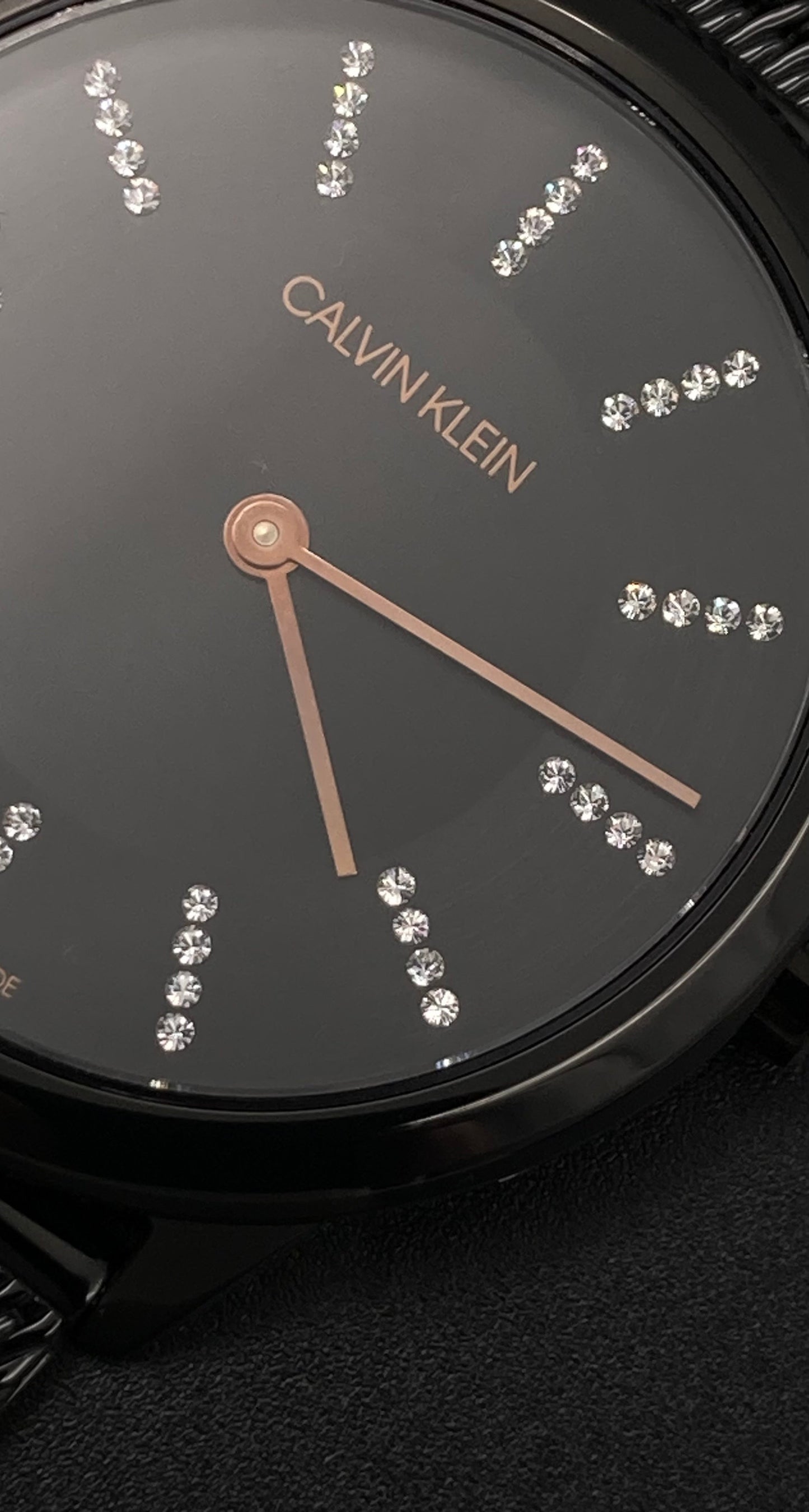 Neue, in der Schweiz hergestellte CALVIN KLEIN-Quarzuhr für Damen mit schwarzem Zifferblatt