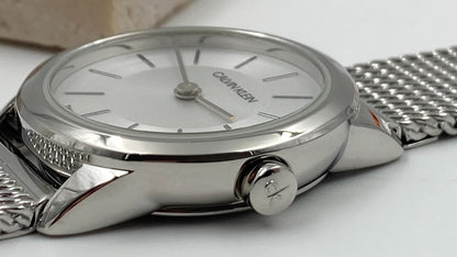 Neue, in der Schweiz hergestellte CALVIN KLEIN Minimal Quartz Damenuhr mit silbernem Zifferblatt