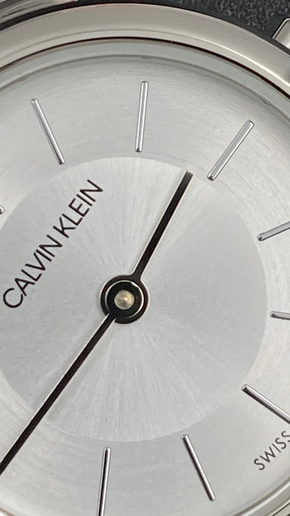 Neue, in der Schweiz hergestellte CALVIN KLEIN Minimal Quartz Damenuhr mit silbernem Zifferblatt