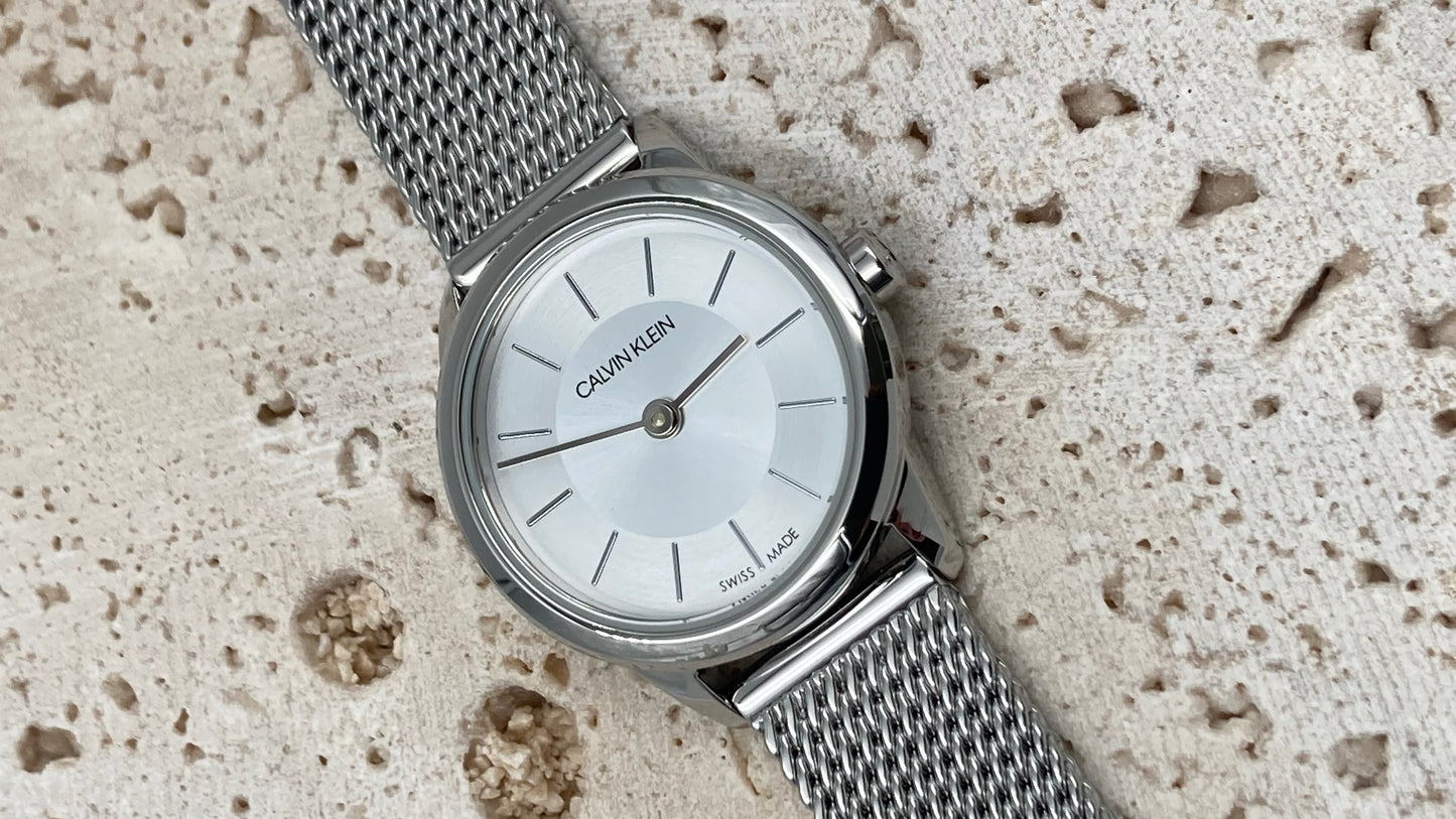 Neue, in der Schweiz hergestellte CALVIN KLEIN Minimal Quartz Damenuhr mit silbernem Zifferblatt
