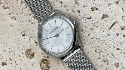 Neue, in der Schweiz hergestellte CALVIN KLEIN Minimal Quartz Damenuhr mit silbernem Zifferblatt