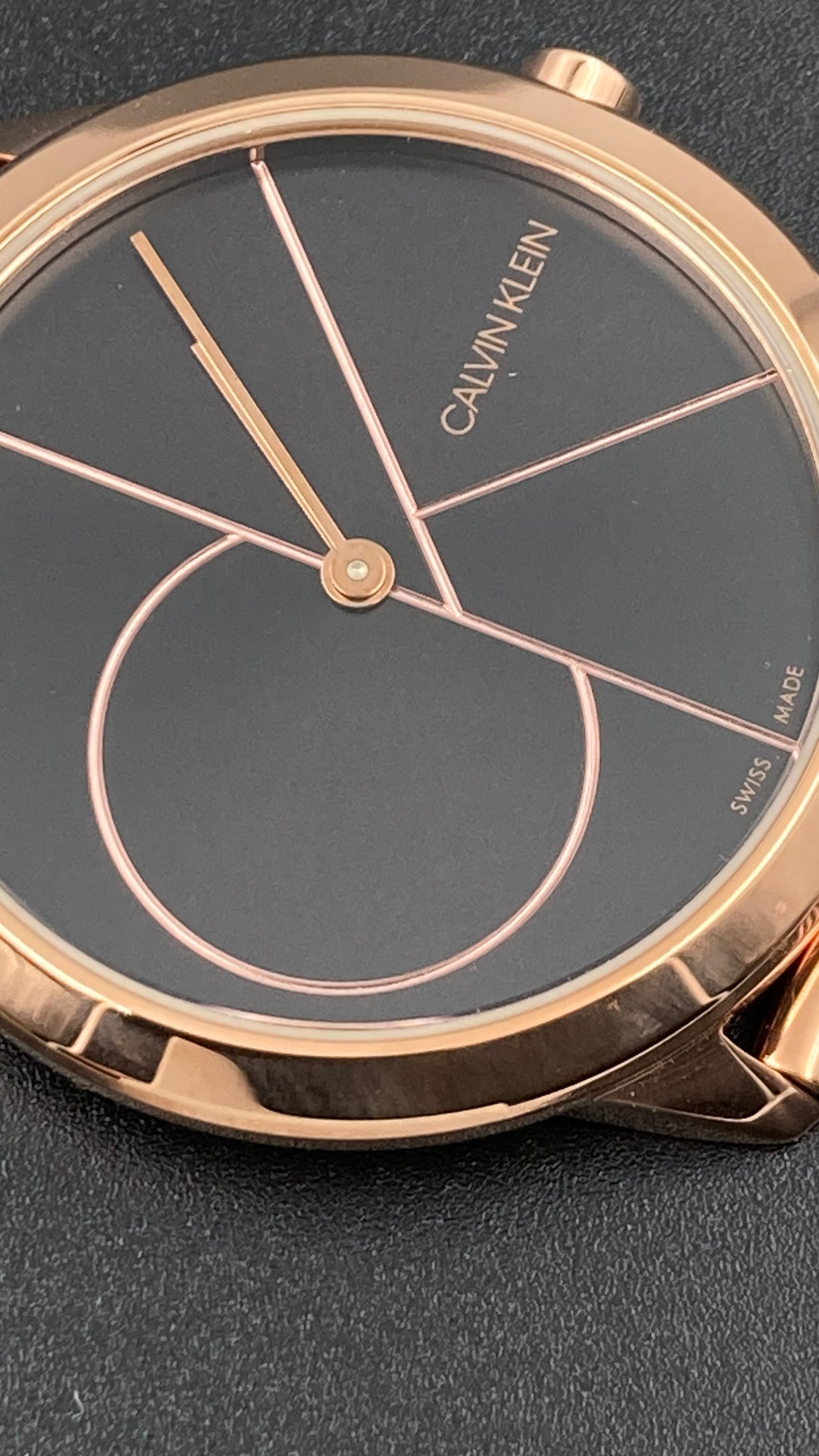 Neue, in der Schweiz hergestellte CALVIN KLEIN Minimal Quartz Damenuhr mit schwarzem Zifferblatt