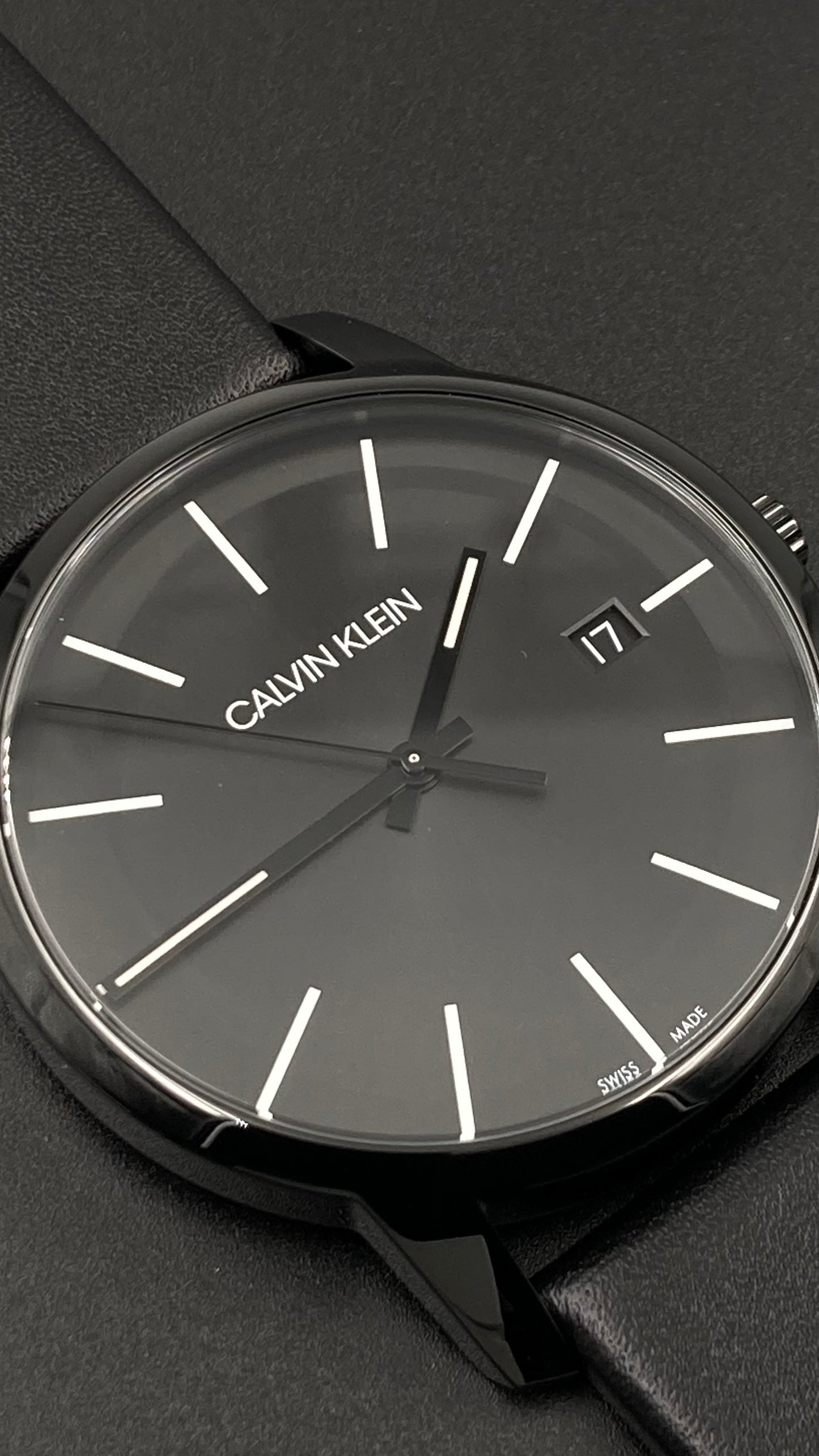 Neue, in der Schweiz hergestellte CALVIN KLEIN-Quarz-Herrenuhr mit schwarzem Zifferblatt