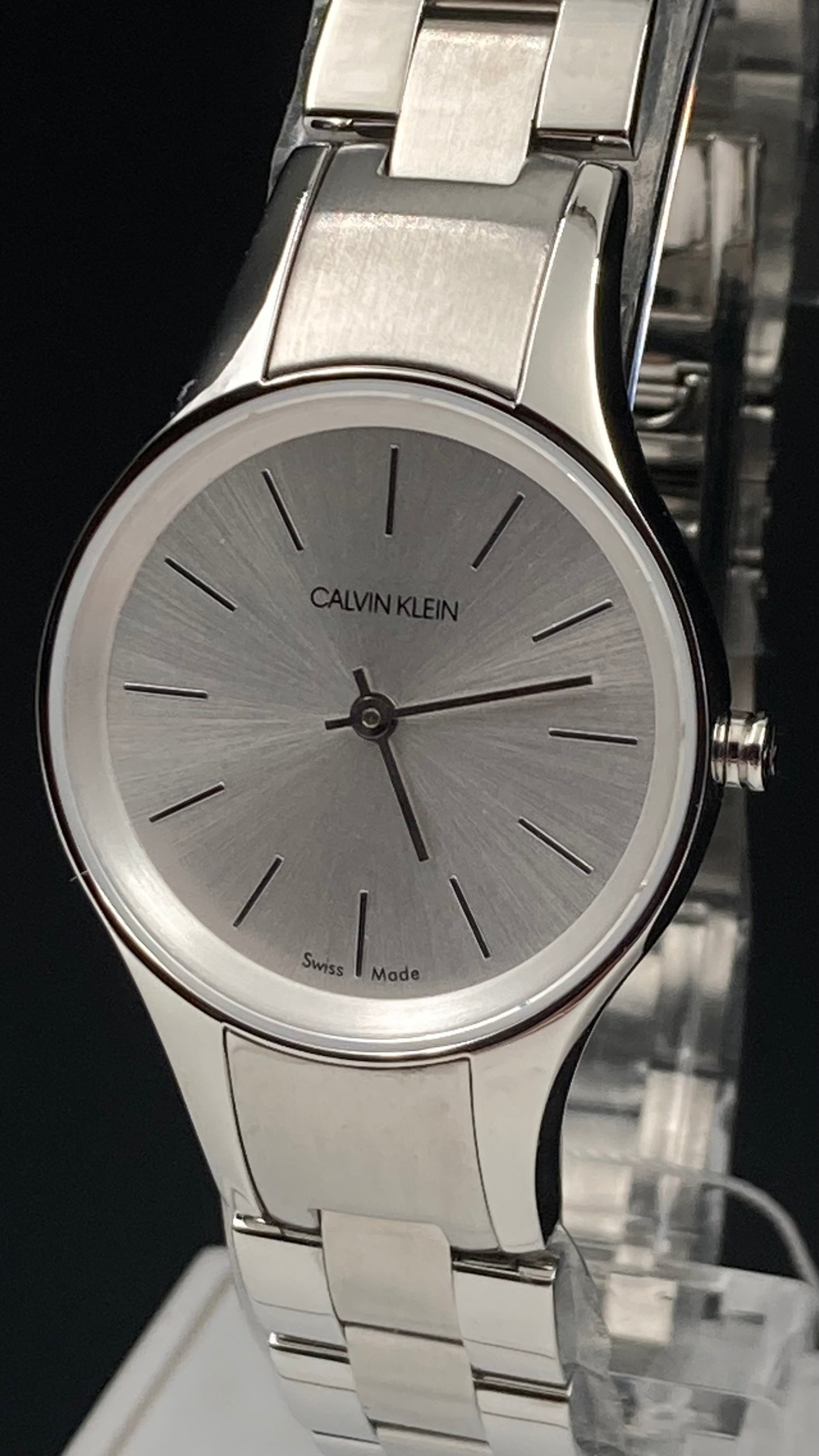 Neue, in der Schweiz hergestellte CALVIN KLEIN Simplicity-Quarzuhr für Damen mit silbernem Zifferblatt