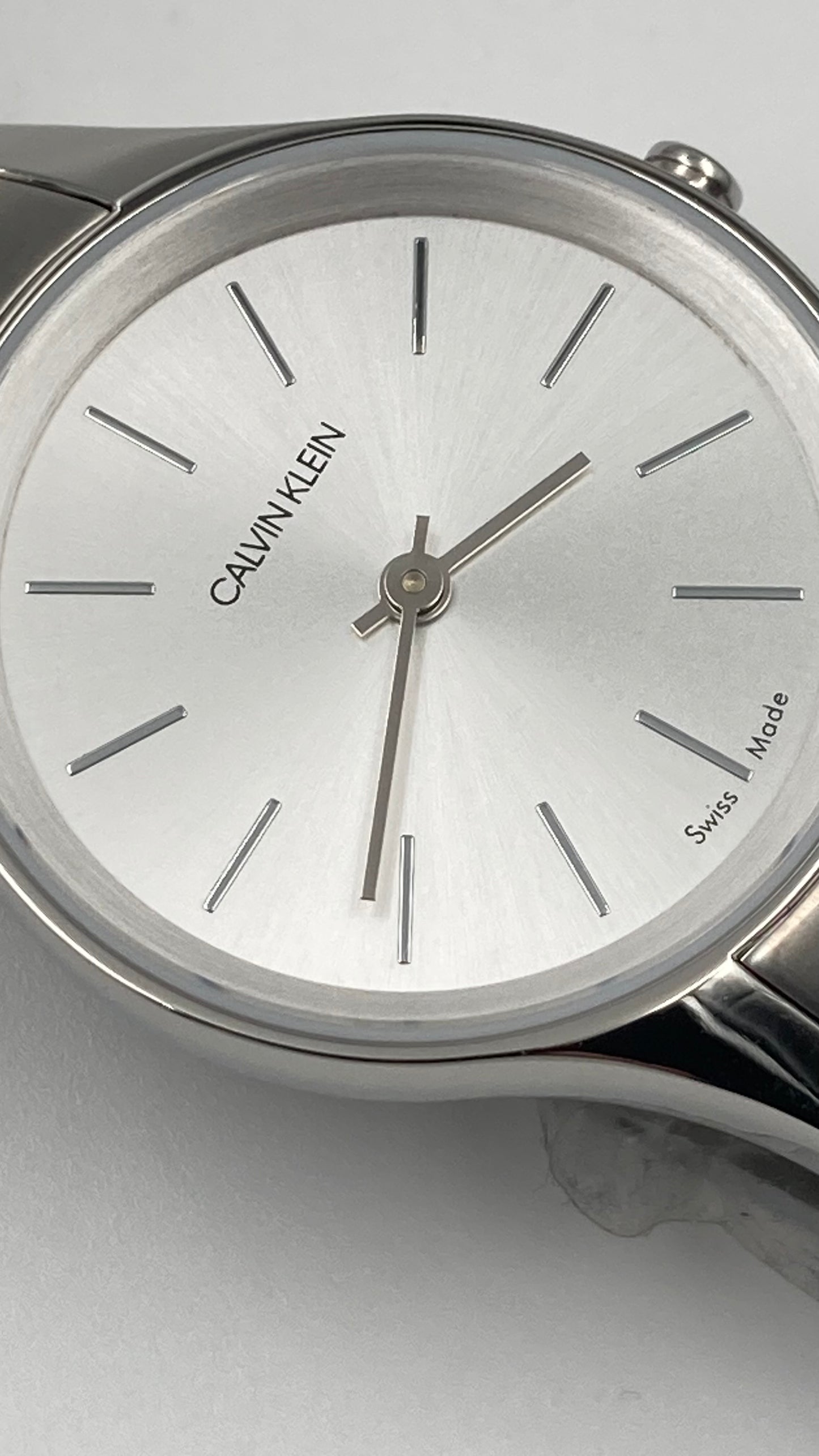 Neue, in der Schweiz hergestellte CALVIN KLEIN Simplicity-Quarzuhr für Damen mit silbernem Zifferblatt