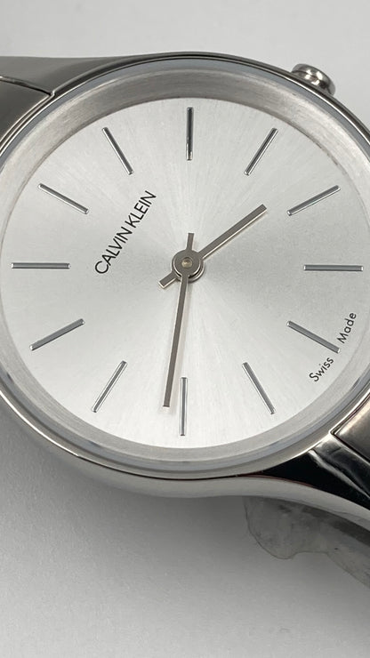 Neue, in der Schweiz hergestellte CALVIN KLEIN Simplicity-Quarzuhr für Damen mit silbernem Zifferblatt