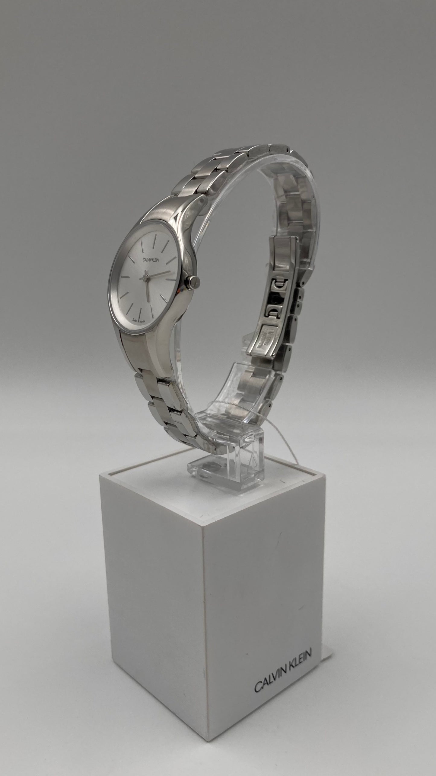 Neue, in der Schweiz hergestellte CALVIN KLEIN Simplicity-Quarzuhr für Damen mit silbernem Zifferblatt