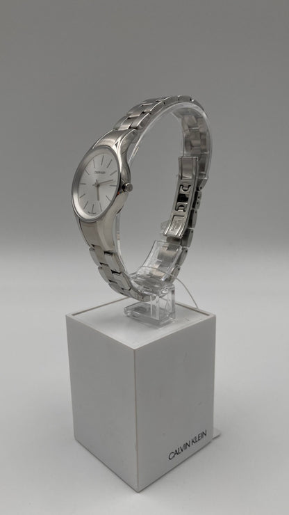 Neue, in der Schweiz hergestellte CALVIN KLEIN Simplicity-Quarzuhr für Damen mit silbernem Zifferblatt