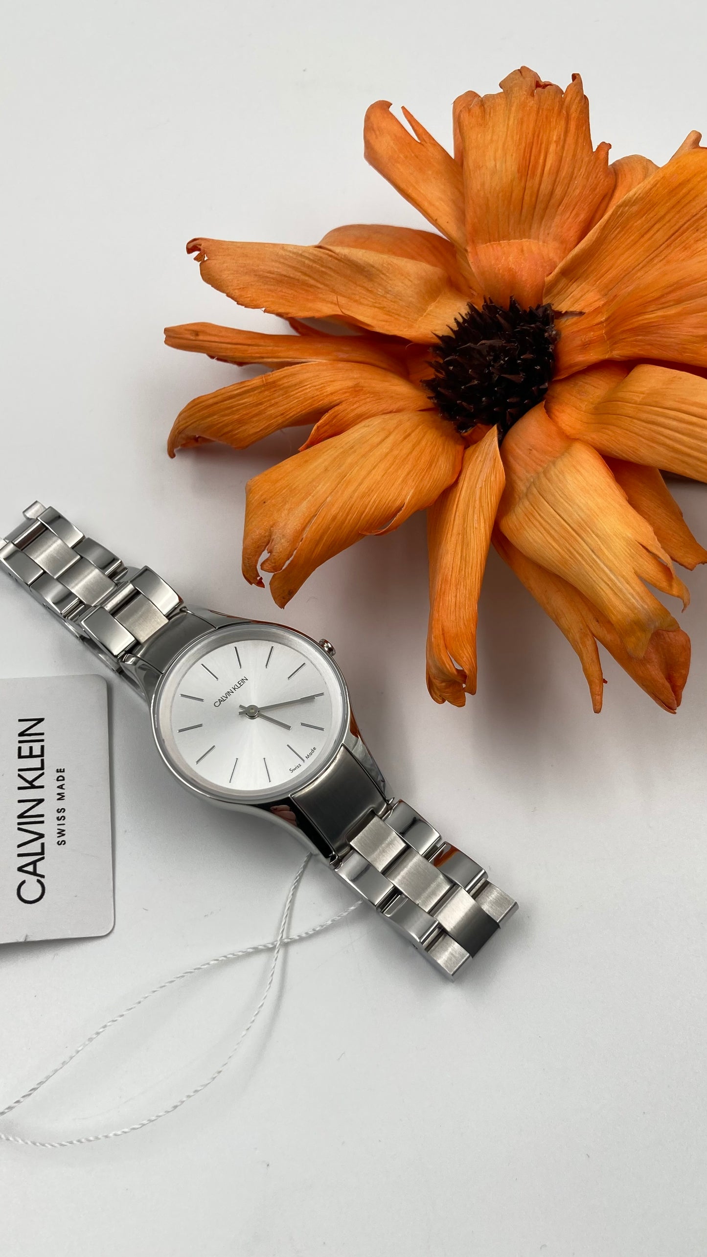 Neue, in der Schweiz hergestellte CALVIN KLEIN Simplicity-Quarzuhr für Damen mit silbernem Zifferblatt