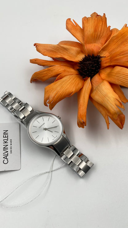 Neue, in der Schweiz hergestellte CALVIN KLEIN Simplicity-Quarzuhr für Damen mit silbernem Zifferblatt