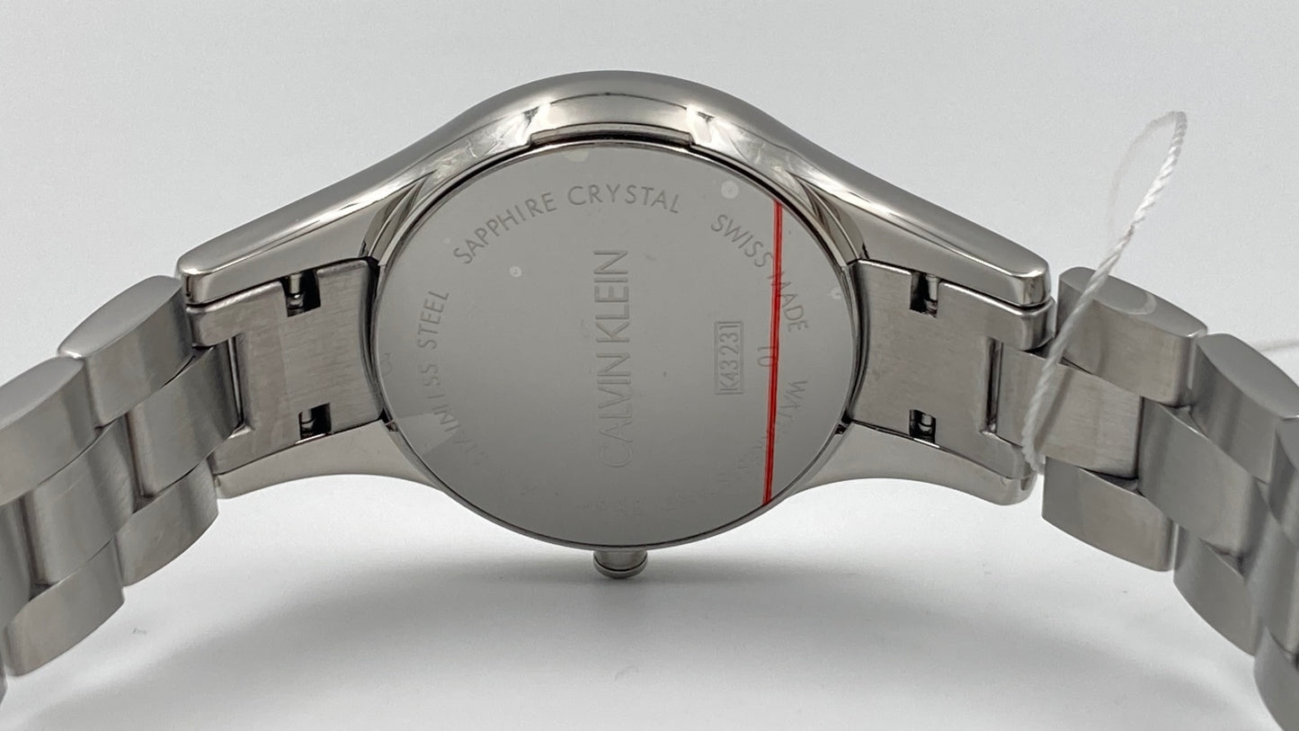 Neue, in der Schweiz hergestellte CALVIN KLEIN Simplicity-Quarzuhr für Damen mit silbernem Zifferblatt