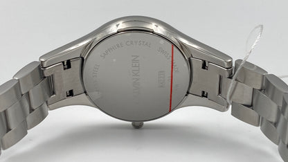 Neue, in der Schweiz hergestellte CALVIN KLEIN Simplicity-Quarzuhr für Damen mit silbernem Zifferblatt