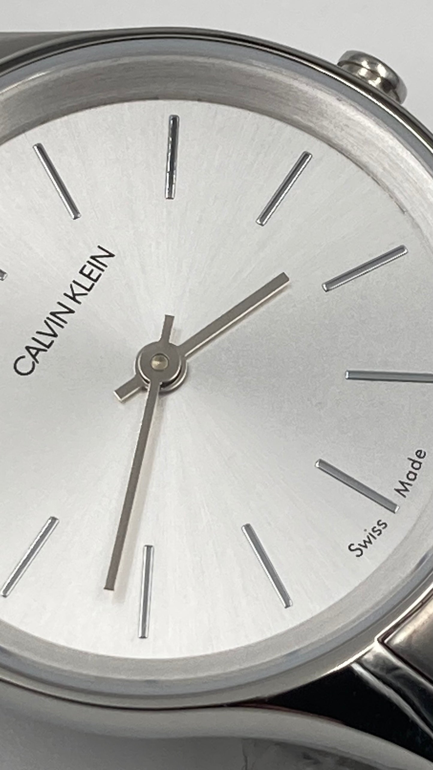 Neue, in der Schweiz hergestellte CALVIN KLEIN Simplicity-Quarzuhr für Damen mit silbernem Zifferblatt