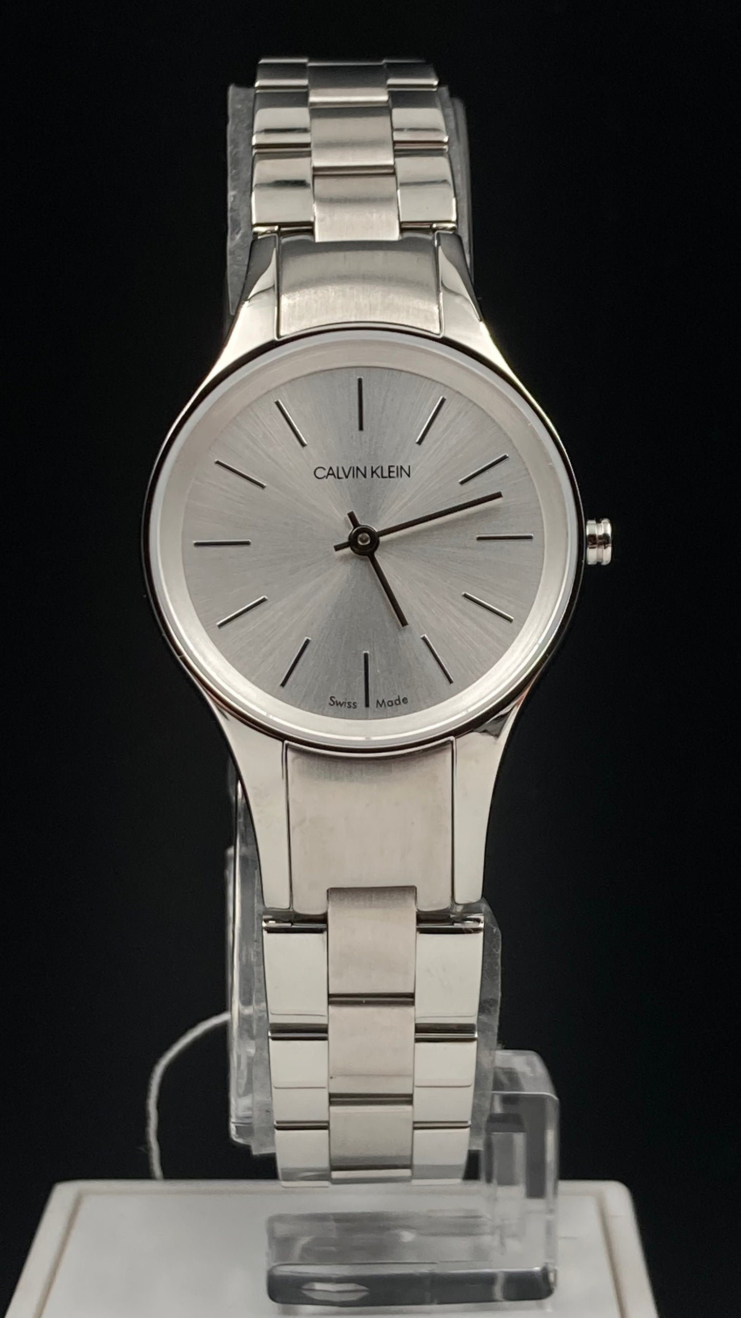 Neue, in der Schweiz hergestellte CALVIN KLEIN Simplicity-Quarzuhr für Damen mit silbernem Zifferblatt