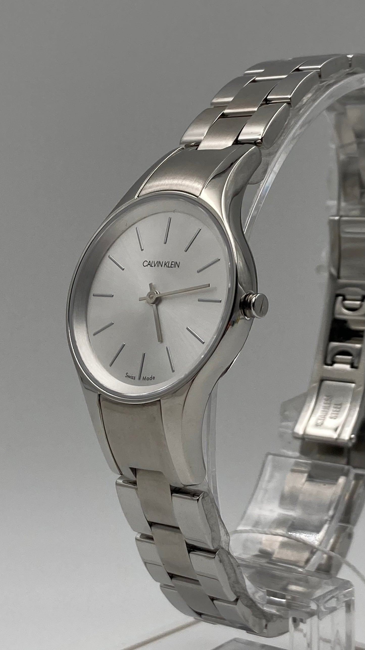 Neue, in der Schweiz hergestellte CALVIN KLEIN Simplicity-Quarzuhr für Damen mit silbernem Zifferblatt