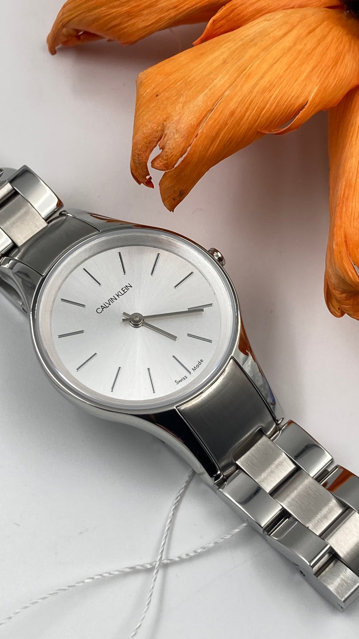 Neue, in der Schweiz hergestellte CALVIN KLEIN Simplicity-Quarzuhr für Damen mit silbernem Zifferblatt