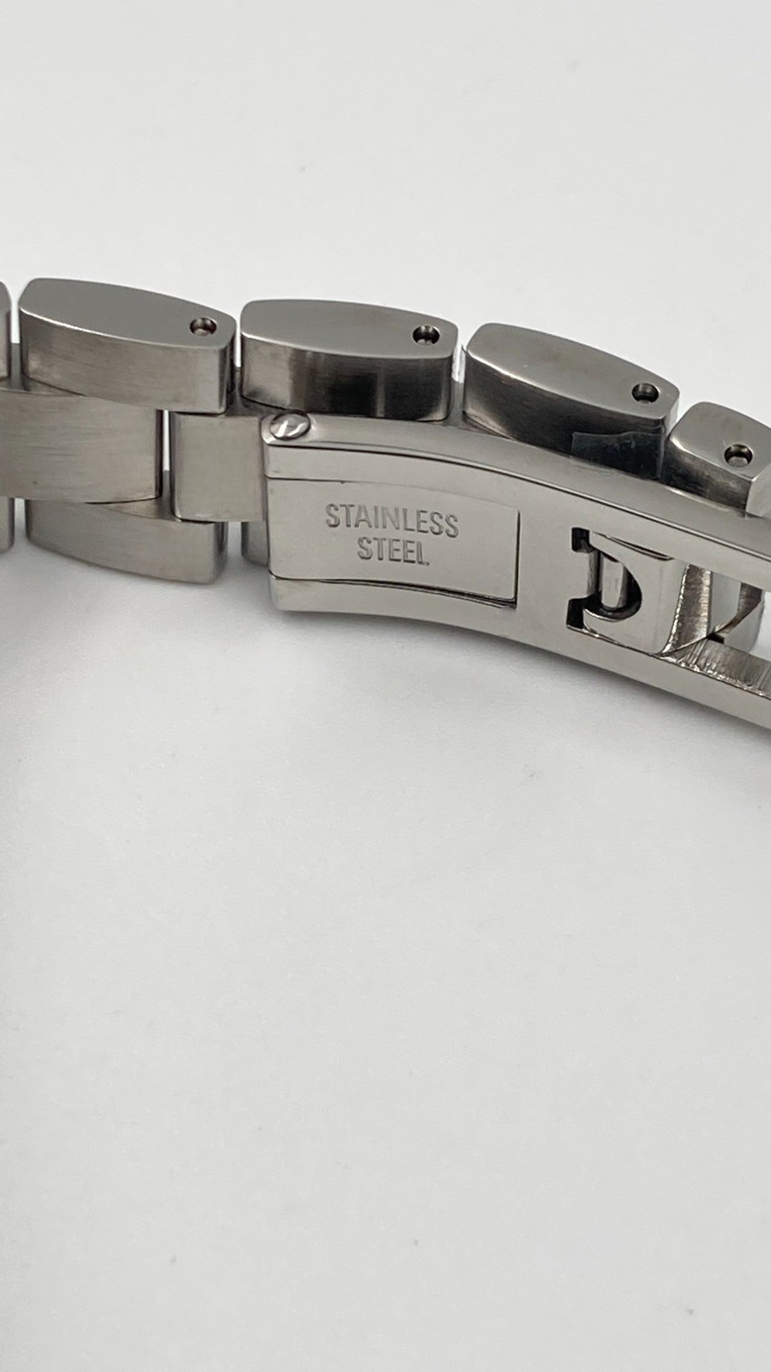 Neue, in der Schweiz hergestellte CALVIN KLEIN Simplicity-Quarzuhr für Damen mit silbernem Zifferblatt