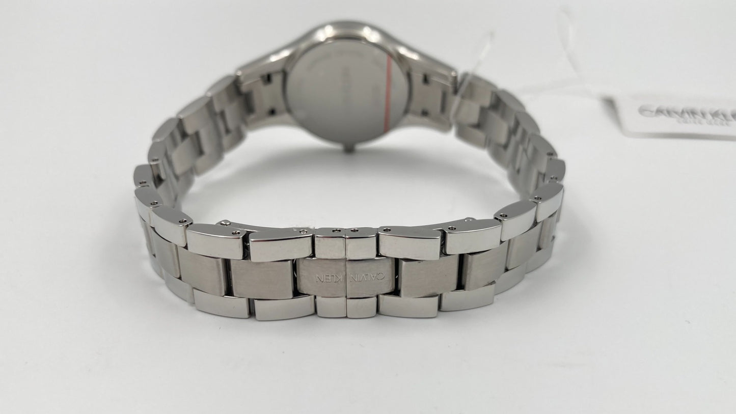 Neue, in der Schweiz hergestellte CALVIN KLEIN Simplicity-Quarzuhr für Damen mit silbernem Zifferblatt