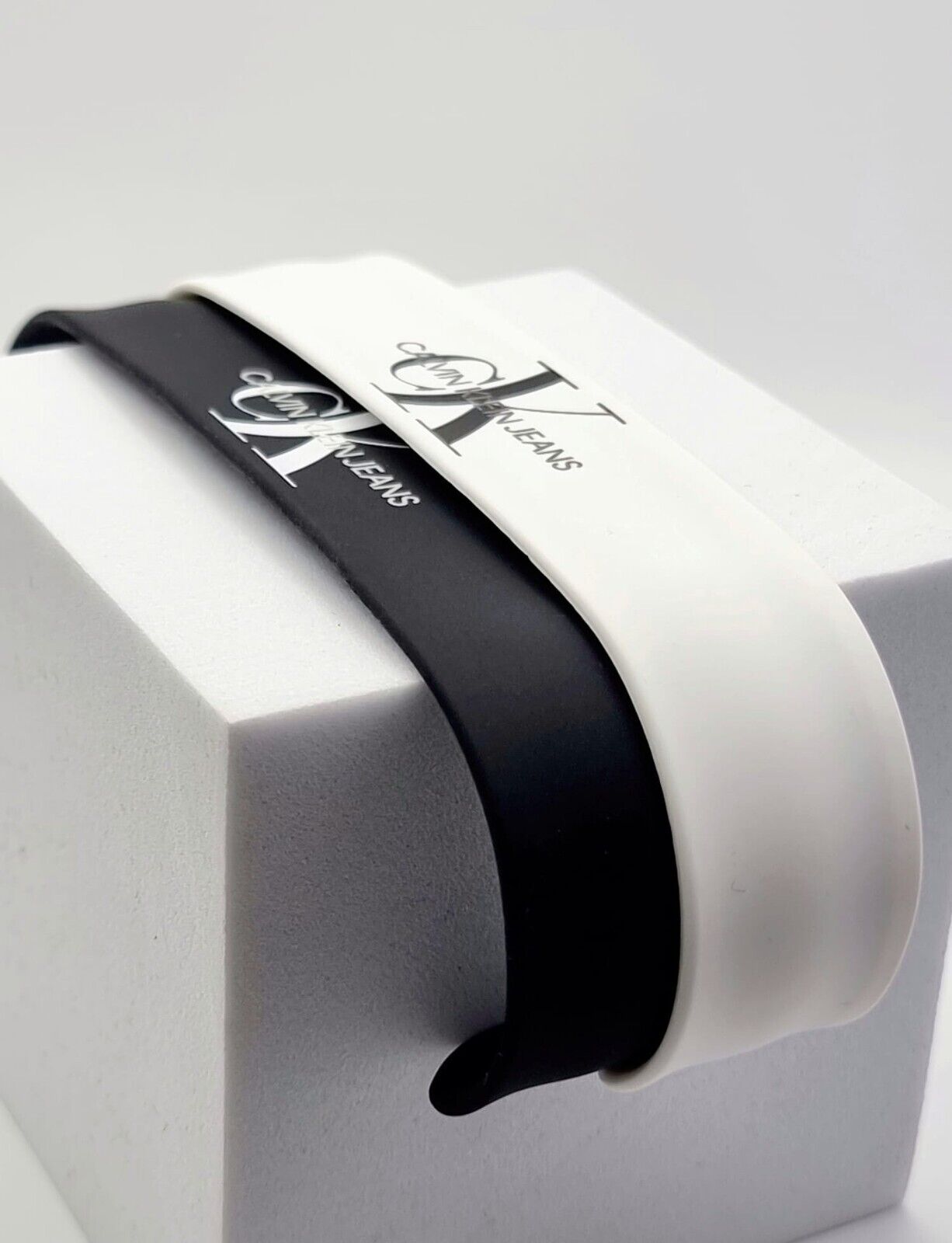 New CALVIN KLEIN JEANS HIT&FUN KJJLBB850200 RUBBER BRACELET - WHITE/BLACK