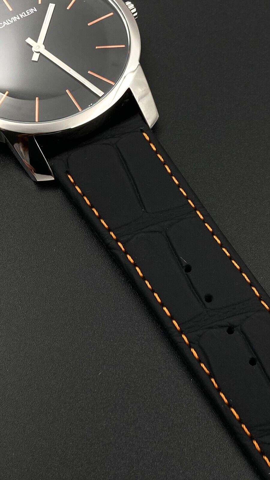 Neue, in der Schweiz hergestellte CALVIN KLEIN City-Herrenuhr aus schwarzem Leder