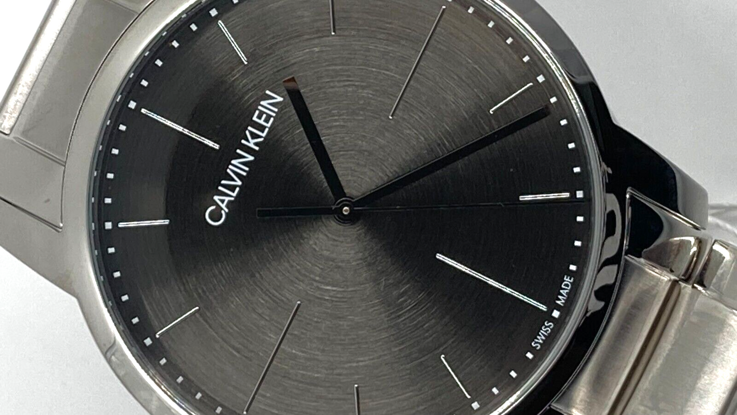 Neue, in der Schweiz hergestellte CALVIN KLEIN City-Uhr mit grauem Zifferblatt