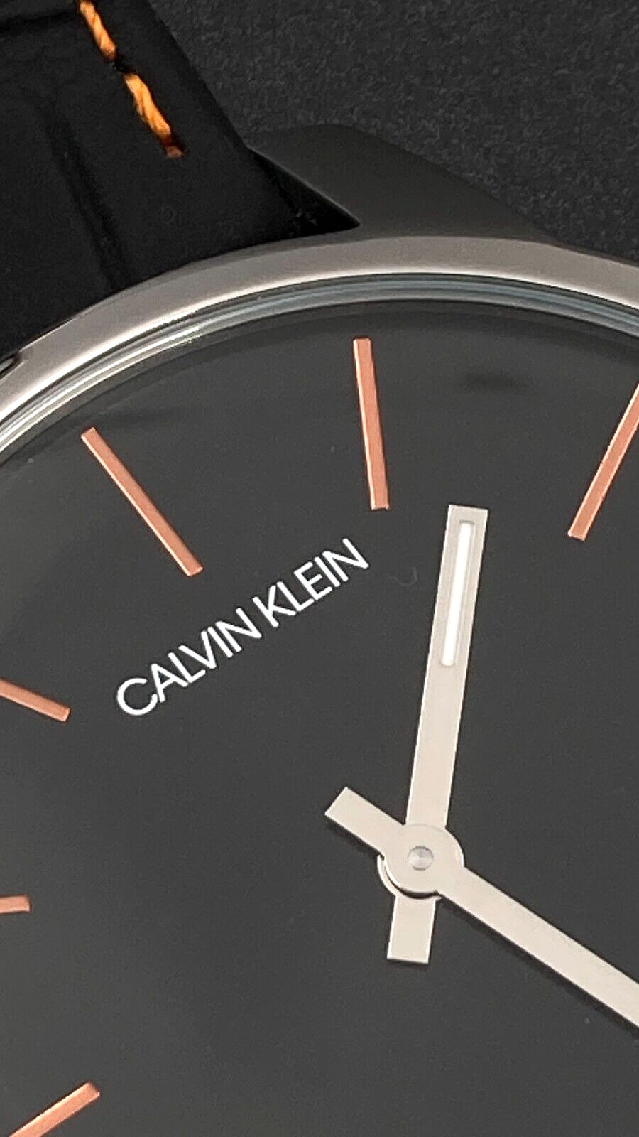 Neue, in der Schweiz hergestellte CALVIN KLEIN City-Herrenuhr aus schwarzem Leder