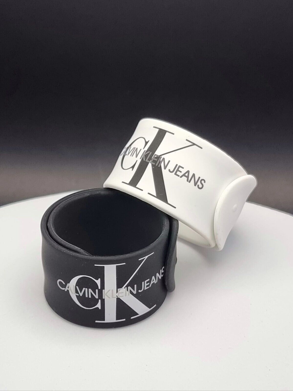 New CALVIN KLEIN JEANS HIT&FUN KJJLBB850200 RUBBER BRACELET - WHITE/BLACK