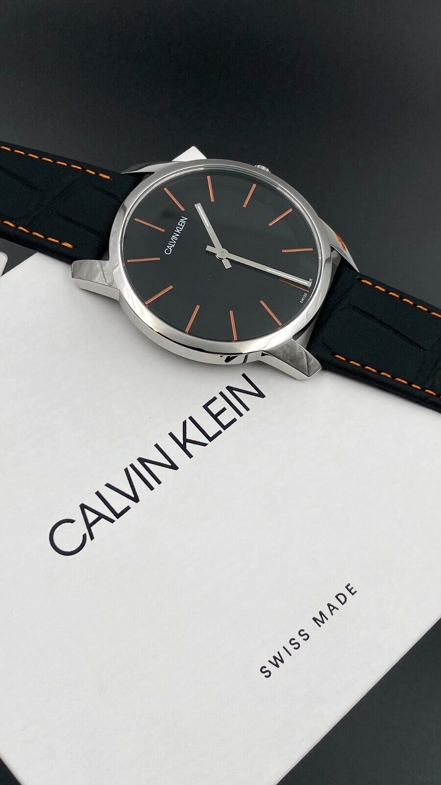 Neue, in der Schweiz hergestellte CALVIN KLEIN City-Herrenuhr aus schwarzem Leder