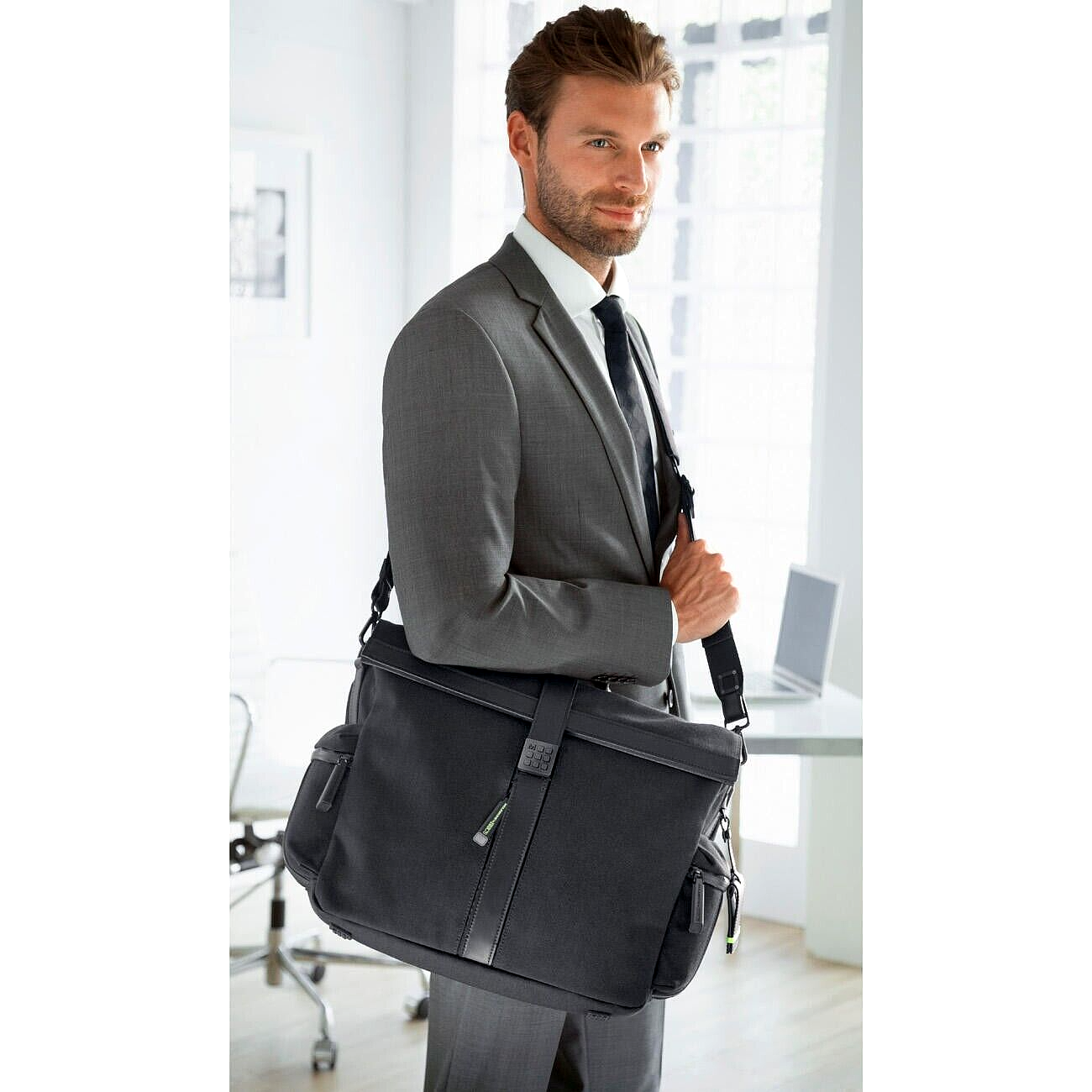 New BRIC´S MOLESKINE ROLL - TOP MESSENGER BAG - BLACK