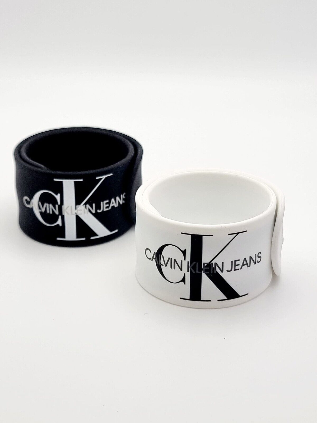 New CALVIN KLEIN JEANS HIT&FUN KJJLBB850200 RUBBER BRACELET - WHITE/BLACK