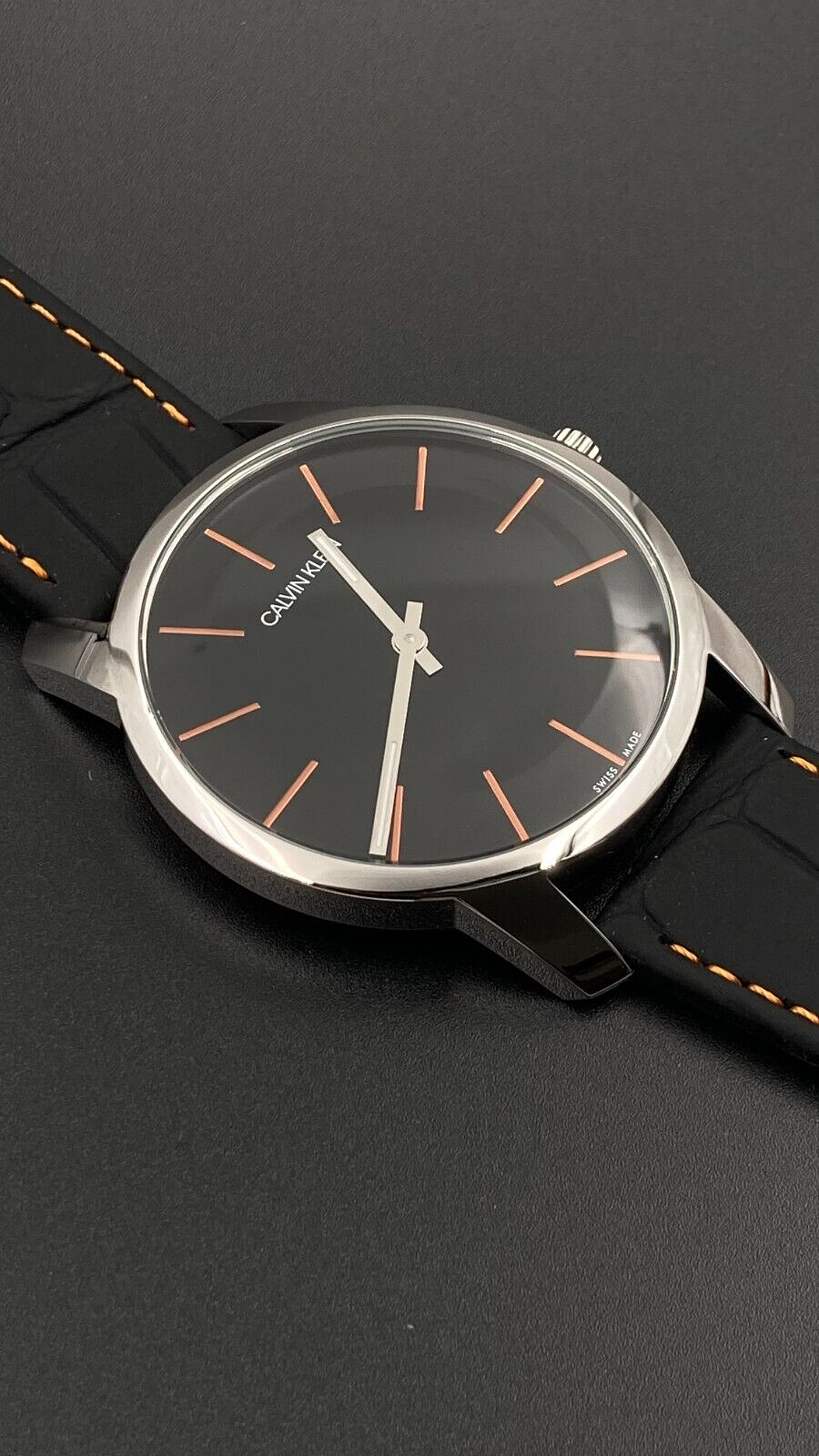 Neue, in der Schweiz hergestellte CALVIN KLEIN City-Herrenuhr aus schwarzem Leder