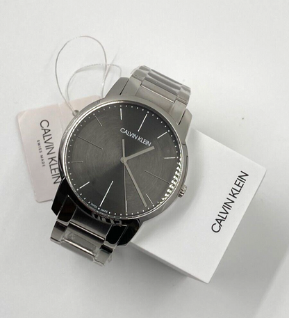 Neue, in der Schweiz hergestellte CALVIN KLEIN City-Uhr mit grauem Zifferblatt